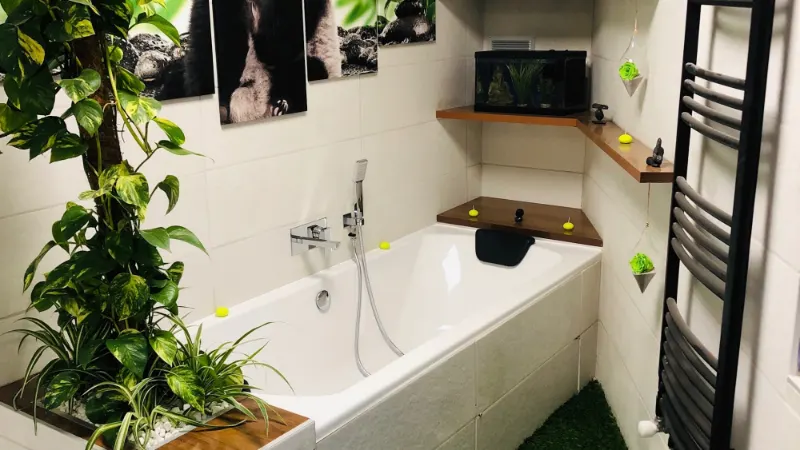 Baignoire encastrée avec étagères en bois et un aquarium au mur