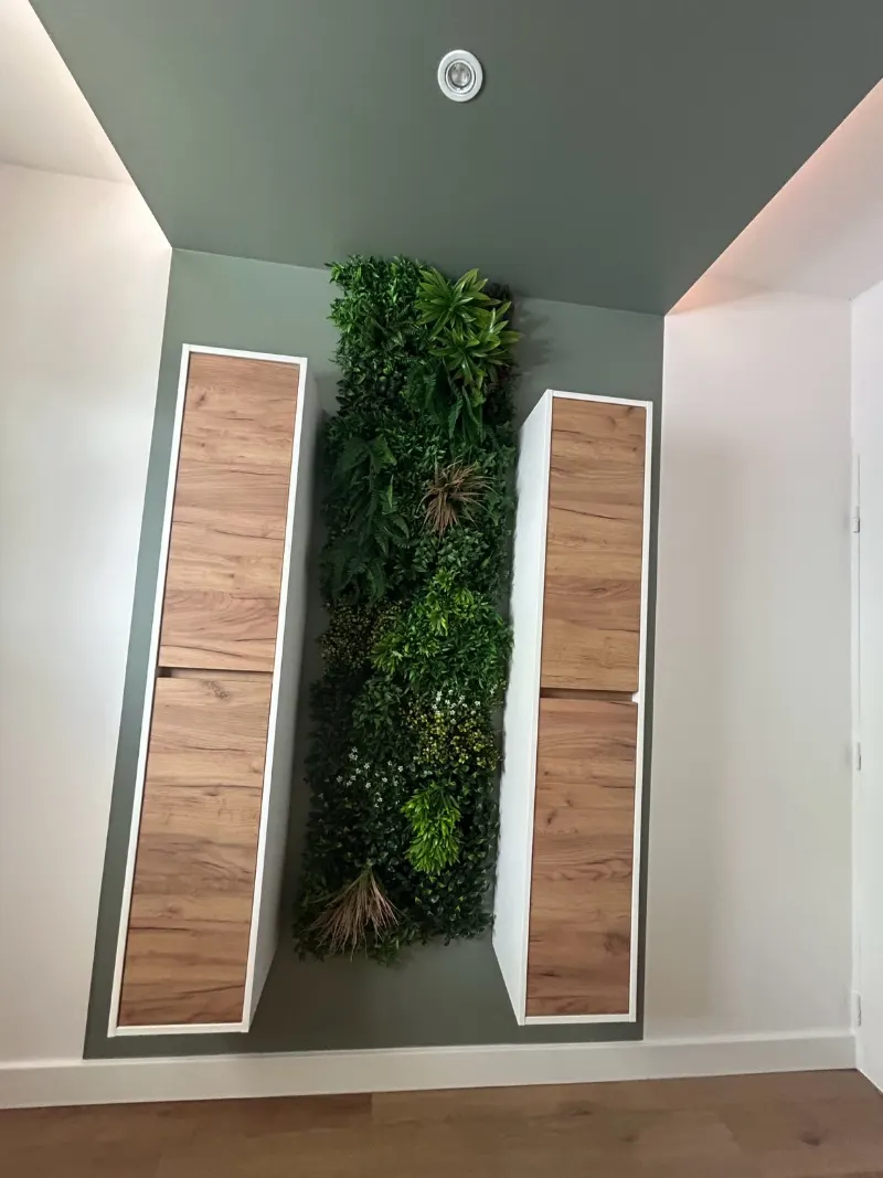 Mur végétal entre deux colonnes de rangement en bois